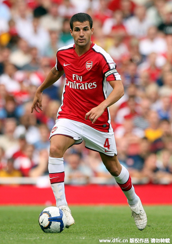 港队主场战新加坡，新加坡球员伤退时担架工作人员忍不住庆祝（港足主场对阵新加坡 客队球员伤退时担架员竟欢呼）