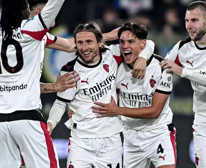 库里谈与斯潘塞搭档：只要是球商高的球员，我就能和他搭档（库里谈与斯潘塞联手：只要球商高，就能与我合拍）