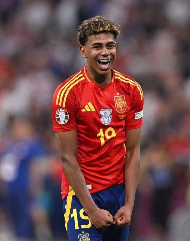 拜仁积极追求梅努，欲将其打造成欧冠核心，但曼联与意甲球队争夺，形势激烈。（拜仁求购梅努谋建欧冠核心，曼联与意甲诸强竞逐，争夺白热化）