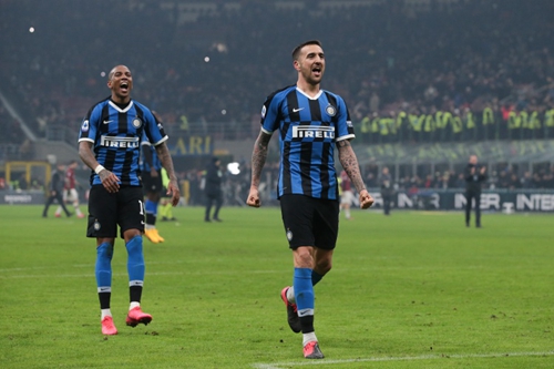 曼联冬窗寻找中场，瞄准加拉格尔欲低成本补强（曼联冬窗补强中场，加拉格尔成低价目标）