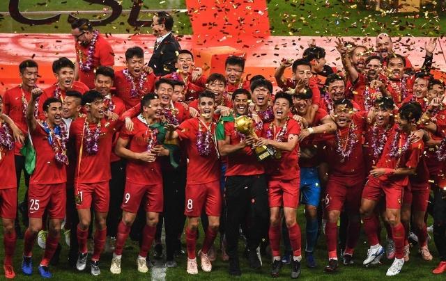 拜仁积极追求梅努，欲将其打造成欧冠核心，但曼联与意甲球队争夺，形势激烈。（拜仁力追梅努，欲塑欧冠核心，曼联与多支意甲球队竞逐，争夺白热化）