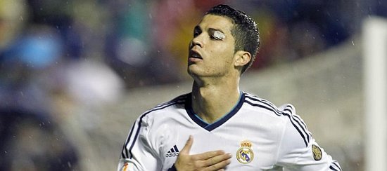 感谢背后的付出，法比奥向国安基地负责洗衣的两位大姐献花（法比奥为国安基地洗衣两位阿姨送花致敬幕后付出）