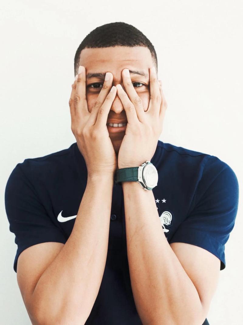 存在感拉满！狄龙半场15中8得到18分3助攻（手感火热！狄龙半场15投8中砍下18分3助攻）