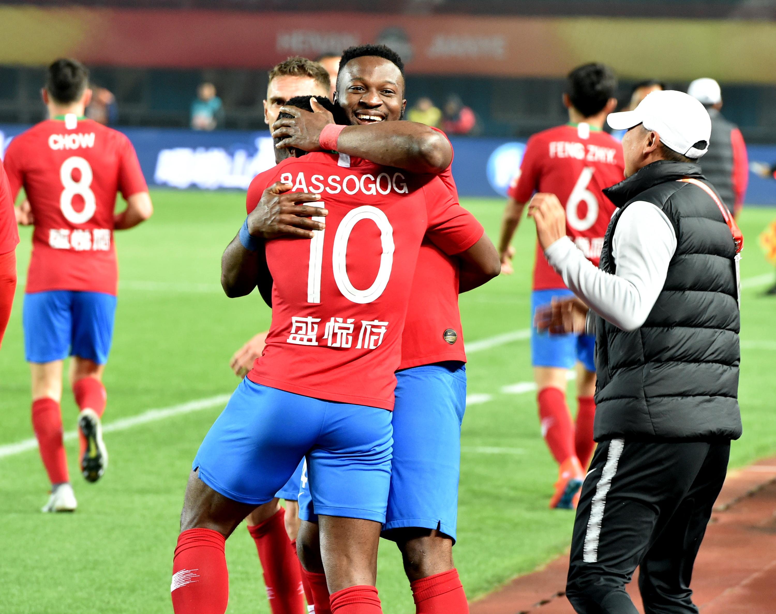 德媒：两名葡体球迷燃放烟火致另一名葡体球迷和一名警官受伤（德媒报道：两名葡体球迷燃放烟花，致另一名葡体球迷与一名警察受伤）